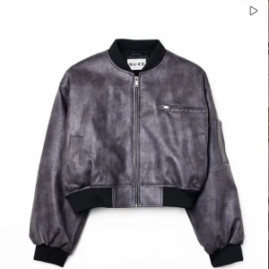 Grå bomberjacka från NA-KD - Grå bomberjacka från NA-KD aldrig använd strl 36 egna bilder kan fixas