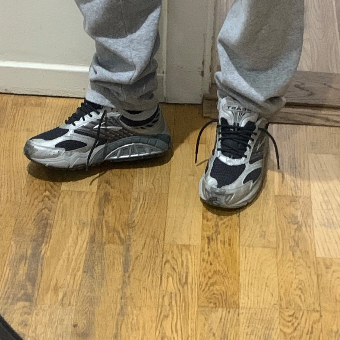 Grå och svarta sneakers från Brooks - 2