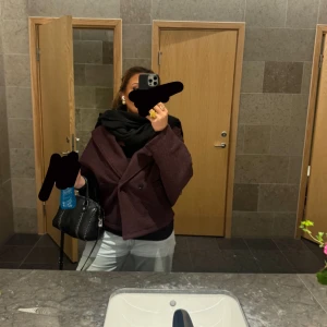 Kappa vinröd - Säljer min kappa jag använt en gång super fin! Storlek s🥰