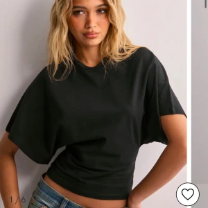 Svart t-shirt - Snygg svart t-shirt med korta ärmar och en avslappnad passform. Perfekt för en stilren look. Passar bra till jeans eller kjol för en enkel men chic outfit. Aldrig använd den är helt ny. Nypris:299 säljer den för 280 vid snabb affär kan pris diskuteras.