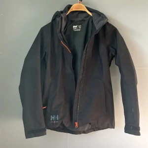 Vind vattentät jacka ungdom. Storlek s  - Använd endast en höst. Mycket fint skick.Nypris 1900:-