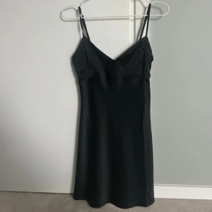 Svart h&m klänning - Super fin svart klänning med smala axelband.😙
