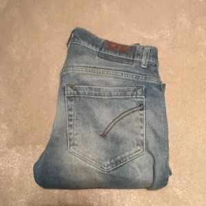 Dondup med slitningar - Tja nu säljer dessa dondup jeans i storlek 29! Jeansen modell är George, destroyed from fabric. Jeansen nypris är cirka 3999 medans vårat pris är 799! Skick 8,5/10 Fler bilder finns vid fråga!