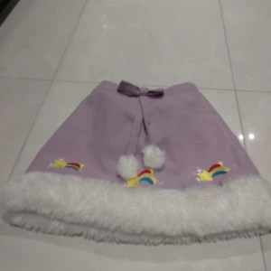 Gullig lila kjol - Söt lila kjol med fluffig vit kant och broderade regnbågar och stjärnor. Köpt på kawaii för 400kr typ. märket är stars rainbows? Vet ej