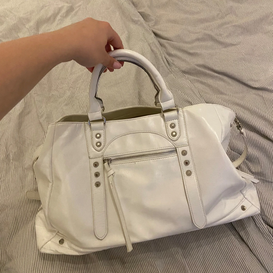 Vit axelväska med dragkedja från NA-KA