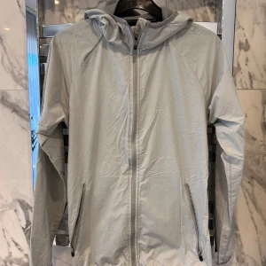 Ljusgrå vindjacka med luva  - Säljer en ljusgrå vindjacka med luva i storlek 34. Köparen står för frakten! ❤️