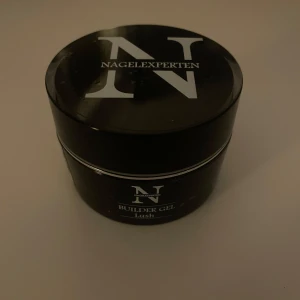 Nagelexperten builder gel - Nagelexeprtens builder gel i färgen lush! Superfint aldrig använd, endast öppnat. Det är hög viskositet, alltså bra för nybörjare och lätt att arbeta med. Nypris 349kr. 🤗💘säljer mer nagelsaker så in och kika om ni är intresserade!