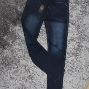 Helt nya Replay Anbass - Feta jeans från Replay i modellen Anbass som är en slim fit modell. Byxorna är helt nya med tags och i storlek 30/32. (Skick 10/10) Skriv vid frågor, pris kan diskuteras.