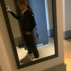 Moncler cardigan och burberry hoodie, paket pris  - Säljer en stilren grå hoodie med dragkedja och en snygg rutig insida i huvan. Perfekt för en avslappnad look. Och en väldigt fin moncler cardigan med kvitto 