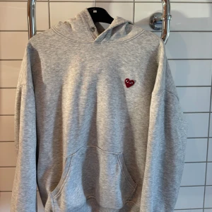 Cdg hoodie  - Säljer min cdg hoodie väldigt bra skick ända defekten är att det inte sitter några snören i luvan annars e den som ny. 