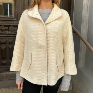 Trekvartsärmad kappa - Super fin krämvit trekvartsärmad kappa med unika strukturer i kappans material😍😍