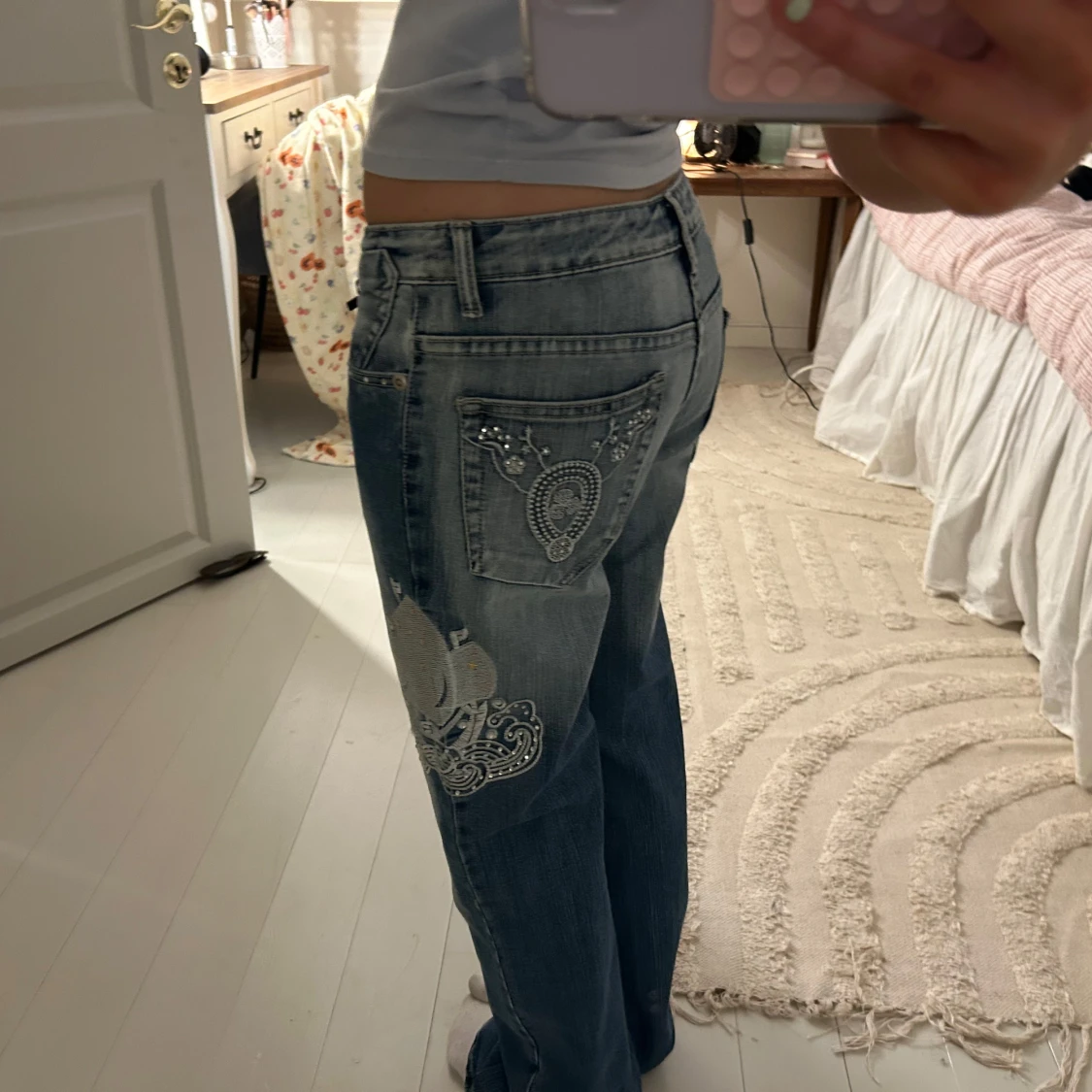 Blå jeans med broderade detaljer💘 - 1