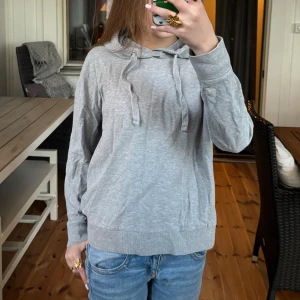 Grå hoodie - Gå hoodie från Lager 157 i storlek S💕 Jättefin och skön men kommer knappt till användning!💕Pris kan diskuteras!