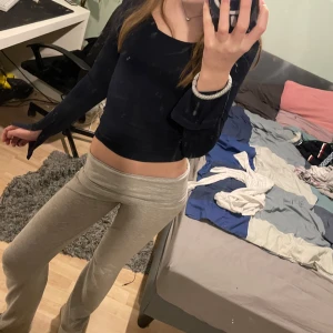 Marinblå långärmad tröja från Gina tricot💙💙 - Säljer min marinblåa tröja från Gina tricot då den inte kommer till användning, den är i storlek xs🥰