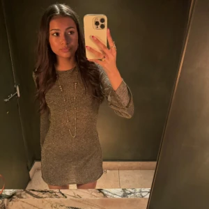 Kate Moss kollektion klänning zara - Säljer min gröna mini klänning med guld detaljer från Limited edition Kate Moss kollektionen från Zara! Enfaset använd en gång ❤️