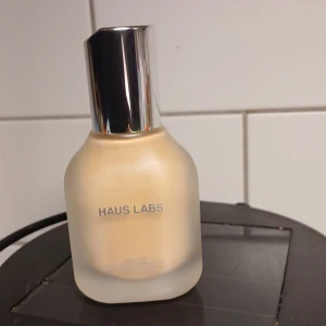 HAUSLABS FOUNDATION 175 LIGHT/ MEDIUM  - Säljer en foundation från Haus Labs i en elegant frostad glasflaska med silverfärgat lock. Perfekt för en jämn och naturlig finish. Köptes för 568kr och säljer för 468 kr ! Testad en gång och den är tyvärr för ljus på mig !