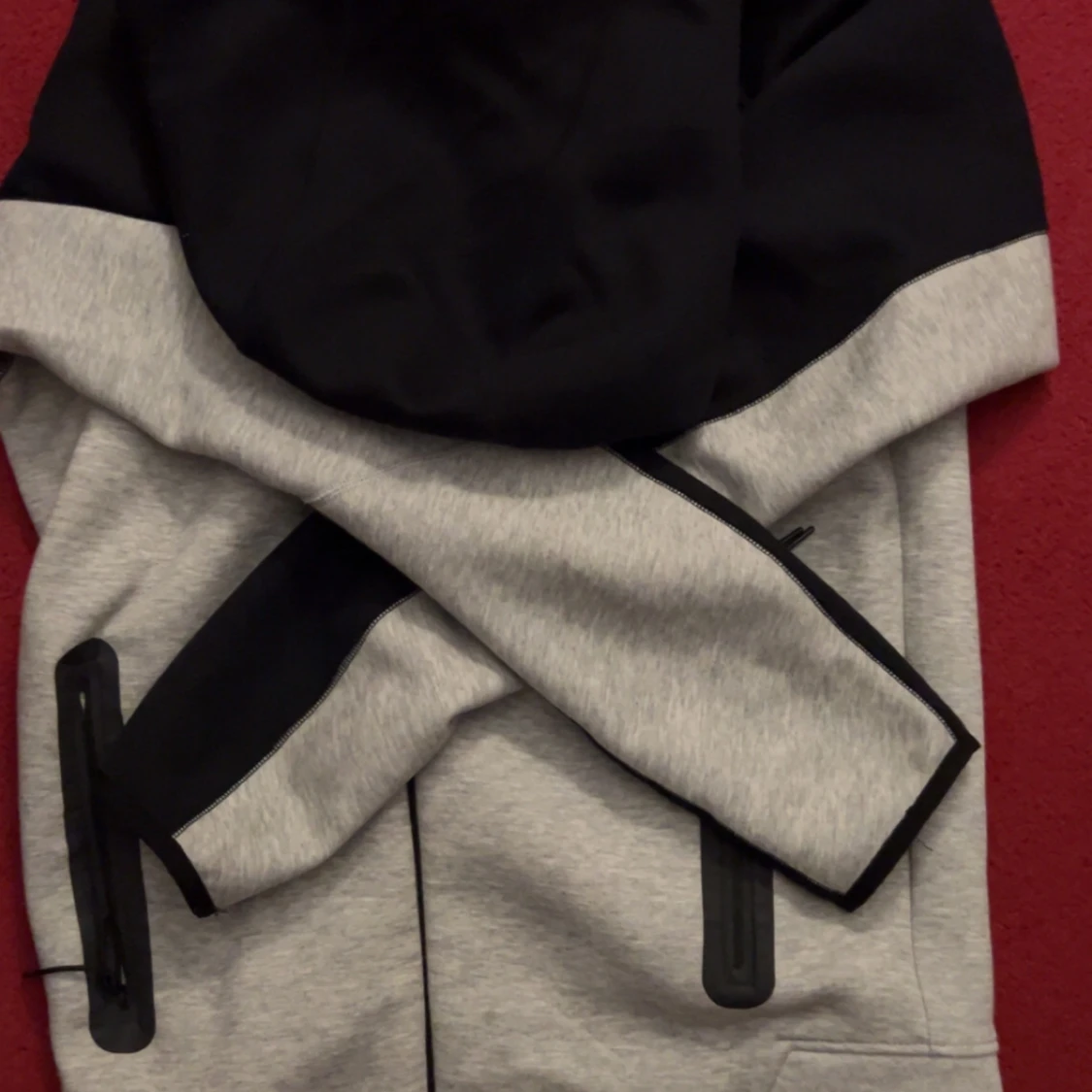 Grå och svart huvtröja från Nike tech - 2