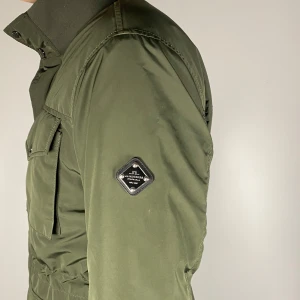 J.Lindeberg field jacket  - En riktig snygg och trendig J.Lindeberg field jacket i fint skick, storlek S, helt slutsålda, vid frågor är de bara att skriva // Gramenti 