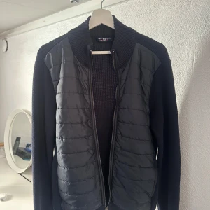 Jimmy Samders cardigan jacka - En cardigan jacka från Jimmy Sanders i storlek S perfekt nu till våren. Säljer för 499kr. Priset är inte hugget i sten. Skriv vid frågor eller funderingar. 