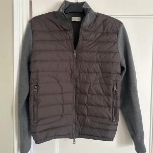 Moncler cardigan grå - Säljer nu denna gråa moncler cardigan som är perfekt nu till våren. Den är i storlek M och är i fint skick inga defekter eller liknande. Hör av dig vid funderingar!🙌🏼