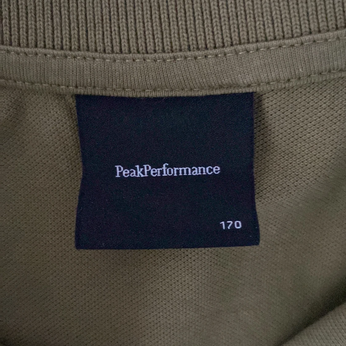 Olivgrön pikétröja från Peak Performance - 2