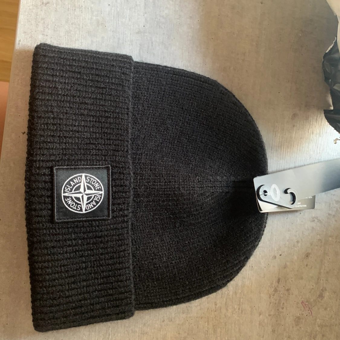 Svart stickad mössa från Stone Island - 4