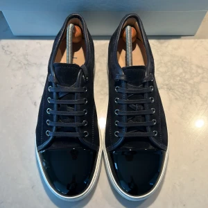 Lanvins  - Nästan helt nya lanvins i 9,5/10 dem är bara testade samt man får med allt till och med kvitto kostar över 5400kr, mörkblåa och uk 7, 42