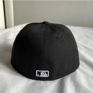 Svart Atlanta braves keps från New Era - Säljer en riktigt schysst svart Atlanta braves keps från New Era! || helt ny! || perfekt nu inför vår/sommaren || Om det är något är det bara att fråga! Lågt pris, först till kvarn!