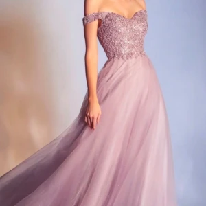 Rosa balklänning med paljetter - Elegant rosa balklänning med glittrande paljetter upptill och en lång, flödande kjol. Klänningen har offshoulder-ärmar och en vacker, romantisk design som passar perfekt för speciella tillfällen. Köpt för 4000kr då den är handgjord. Köpt från helenas boutique.