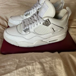 Jordan 4 Pure Money - Replika. Använda ett par fåtal gånger. Bra skick, endast lite fläckiga skosnören, men går att lösa enkelt. Skorna är i storlek 43. Crease skydd ingår. Priset kan diskuteras, du som köper står för fraktkostnaden.