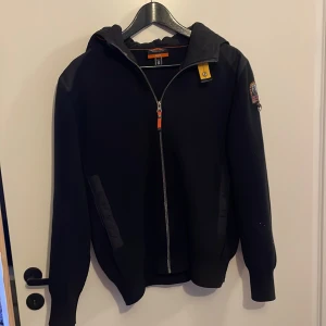 Svart jacka från Parajumpers - Jacka Parajumper perfekt för våren och sommaren då det är en tunnare jacka.       . Storlek: S (men passar till M)  Nypris: 3599 kr Alla dragkedjor och fickor funkar. Skick 9/10
