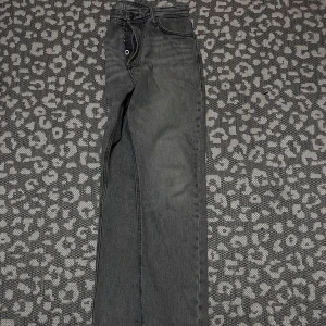 Loose gråa Jack & Jones jeans  - Loose gråa Jack & Jones jeans. Storlek 29/30