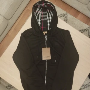 Burberry zip Hoodie M - Skriv om det finns frågor. Storlek M!