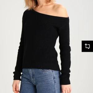 Svart stickad offshoulder-tröja - Säljer en snygg stickad tröja med offshoulder-design. Använd fåtal gånger, strl S men ganska hård i materialet så skulle säga mer xs✨