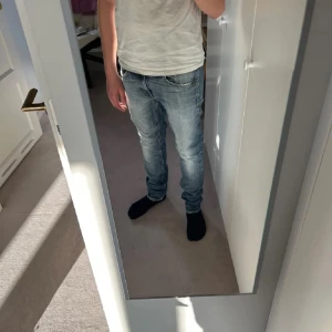 Ljusblå Tiger Of Sweden Jeans - Snygga ljusblå jeans med en klassisk femficksdesign. De har en lätt tvättad look och är perfekta för en avslappnad stil. Passformen är smal och de har en knappgylf.