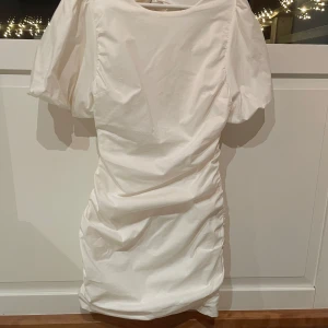 Vit kortklänning med öppen rygg - Jag ska nu sälja min konfirmationsklänning som endast är använd en gång💕💕