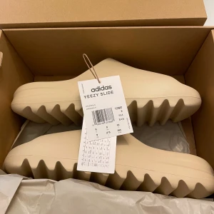 Yeezy slide bone 2023 - Helt mya deadstock kvitto finns digitalt. Ingen prissänkning