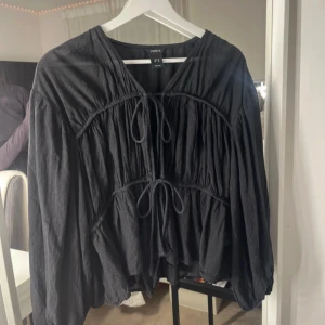 Blus med knytning  - Svart superfin blus från lindex med knytning