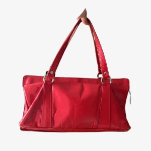 Röd handväska  - Såå fin röd väska köpt i Köpenhamn för 350DKK (545kr) Bredd 38cm, höjd 17cm, djup ca 9cm. Rymlig! Notera att väskan är i ANVÄND skick men har fortfarande mycket kvar att ge! Handtagen är blekta, lite slitage på undersidan. Insidan nästan felfri.