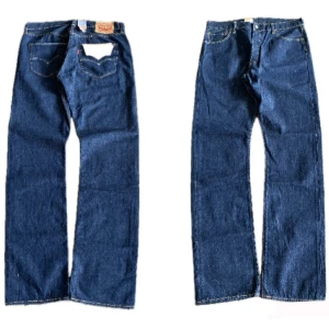 Levis 501 jeans i blå denim - Klassiska Levis 501 jeans i blå denim. Dessa jeans har en rak passform och är tillverkade av slitstarkt denimtyg. Perfekta för en tidlös stil.