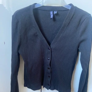 Svart ribbad kofta från Pieces - Så snygg svart ribbad topp från Pieces. 🖤