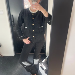 Kofta med fickor - Jättesnygg kofta med guldknappar och fickor👏🏽😍