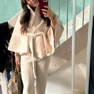 Poncho från missay - Säljer denna jätte fina jacka/ poncho från missay då den ej kommit till användning. Använd 1 gång så i fint skick. Jackan är i one size men passar mig som brukar ha storlek s/m