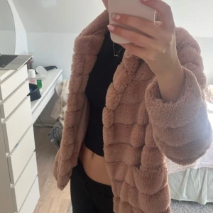 Rosa pälsjacka - Skitsnygg pälsjacka! perfekt till alla tillfällen!