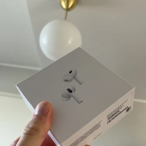 Bluetooth hörlurar vita - Helt oöppnade vita trådlösa hörlurar.