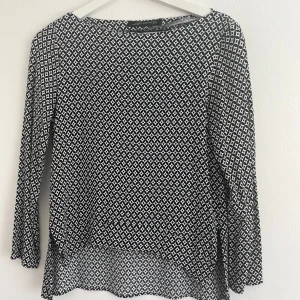Mönstrad blus från Zara - Snygg svartvit mönstrad blus från Zara i skönt material. Blusen är i storlek m men är mer som en xs-s i storlek. Blusen är använd men i väldigt fint skick ✨ 