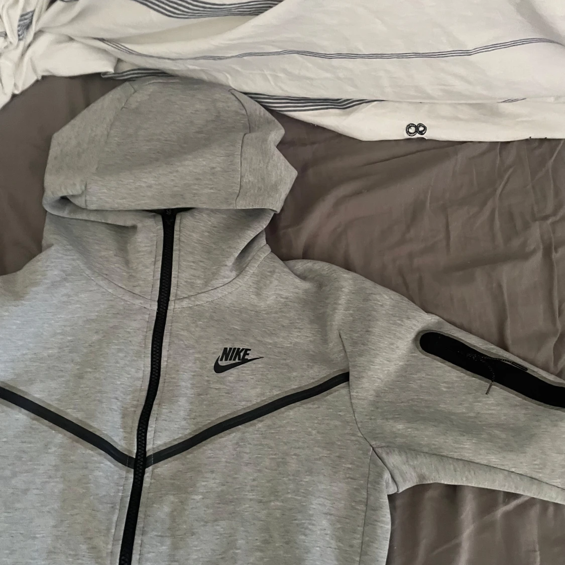 Grå hoodie från Nike - 1