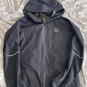 Svart Haglöf Jacka  - En skön Haglöf jacka som är vattentät och fungerar super bra för både höst och vintern