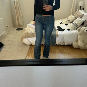 Low waist Blå jeans, diskret flare  - Snygga blå low waist jeans, flare. Stretchiga 