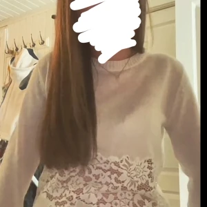 Vit stickad tröja med spets - Jättesnygg stickad tröja från zara, storlek S.